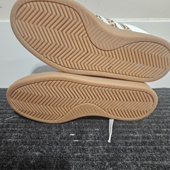 Ladies Adidas Grand Court with Cheetah stripes - Picture 4 of 6